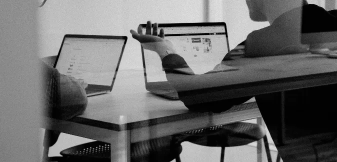 Consultores de Wit discutiendo un proyecto